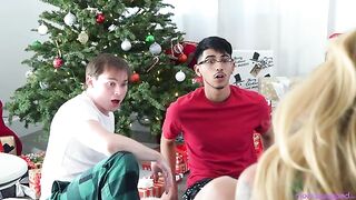 Filling Our Stepmom's Stockings - S4:E5