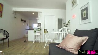 "Am I hot or not?" "This is Fucking Weird" Sex Freak Step Sis Skylar Vox