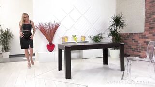 Curvy Blonde Daisy Lee Soaks Self in Pee, Vibes Drenched Pussy