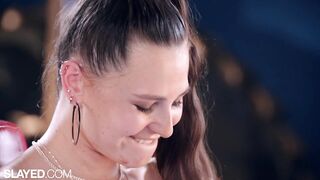 Gorgeous Vanna seduces her cute bff Liz at the gym