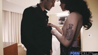 Evelyn and Jay Hallway Fuck Fulfills Tension