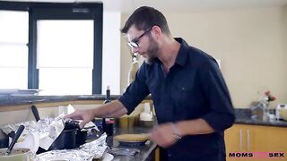 India Summer Fucks Stepson's Pie & Thanksgiving Dinner. Moms Hot Pie - S7:E1