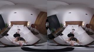 Boyfriend Confronts Safira's Nude Photos in VR Porn